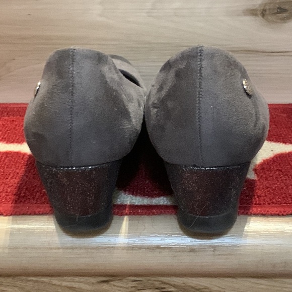 EUC Patrizia by Spring Step Gray Faux Suede Wedge Heeled Pumps Sz 40 - Picture 4 of 5